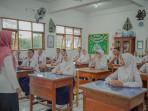 guru-di-dalam-kelas-bersama-dengan-siswa-siswa.jpg