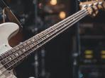ilustrasi-tejemahan-lirik-lagu-ilustrasi-bass-ilustrasi-gitar-bass.jpg