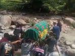 pengantar-jenazah-seberangi-sungai.jpg
