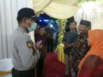 polisi-sektor-semboro-saat-jember-saat-membubarkan-pesta-pernikahan.jpg