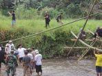 warga-di-Bogor-bikin-jembatan-bambu-darurat.jpg