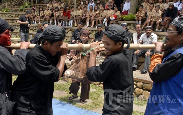 Upacara Adat di Kampung Dukuh