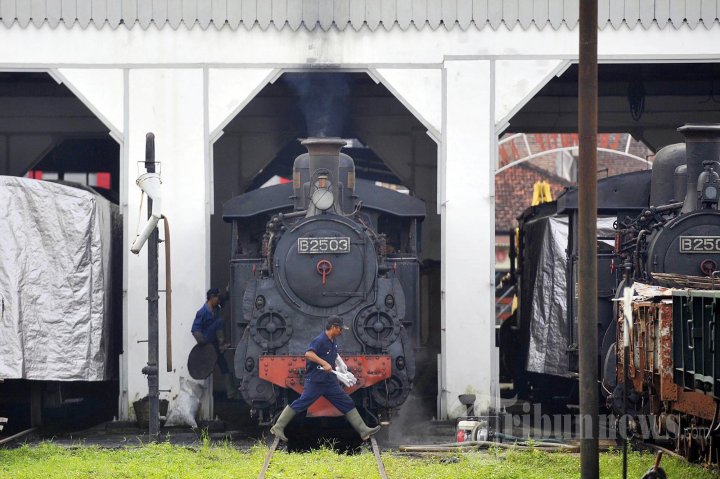 Petugas menyiapkan lokomotif uap B2503 yang hendak dijalankan untuk menarik gerbong kereta wisata di Stasiun Ambarawa, Kabupaten Semarang, Jawa Tengah, Kamis (13/6/2013). Meskipun stasiun tersebut saat ini ditutup untuk proses rpembangunan museum perkeretaapian terbesar se-Asia Tenggara, lokomotif uap yang diproduksi pada tahun 1906 oleh perusahaan Maschinenfabrik Esslingen, Jerman, tersebut tetap difungsikan untuk menarik gerbong kereta wisata menuju Stasiun Tuntang dan Bedono dengan tarif Rp 5 juta - Rp 7,5 juta per perjalanan dengan daya angkut maksimal 80 orang.