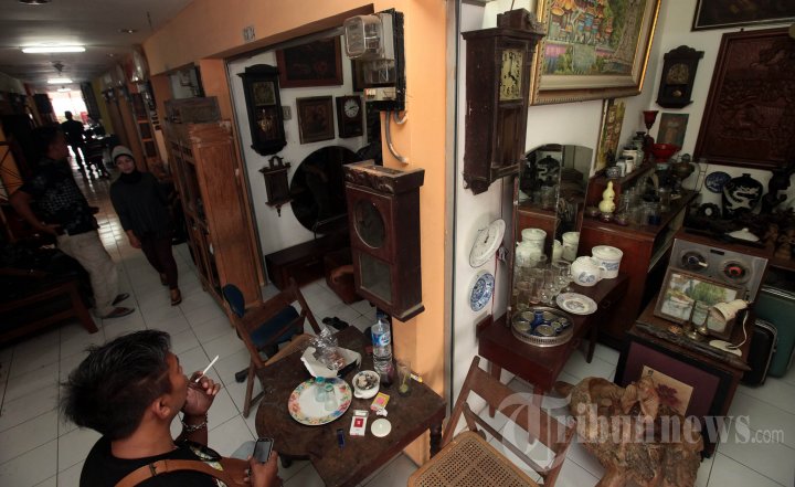 Pengunjung melihat-lihat barang antik yang dipajang di sejumlah kios di Pasar Seni dan Antik Bandung, Jalan Cikapundung, Kota Bandung, Minggu (6/10/2013). Pasar yang baru diresmikan oleh Wali Kota Bandung Ridwan Kamil tersebut, menjual beragam barang antik dan hasil karya seni.