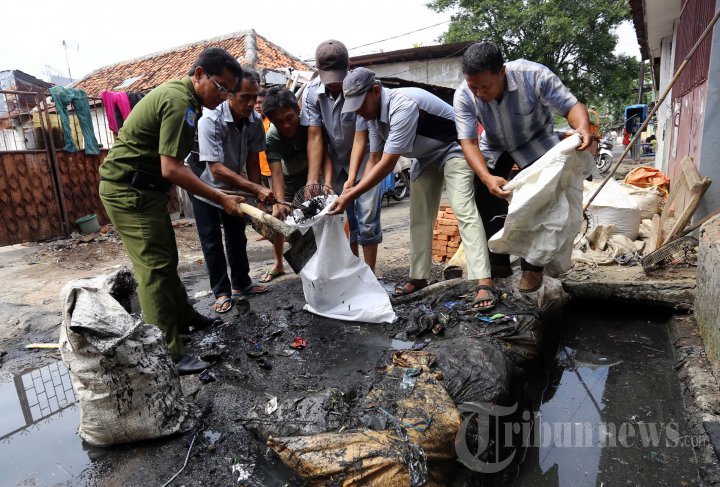 Lurah dan Warga Gotong Royong Bersihkan Selokan, Foto 1 #901461