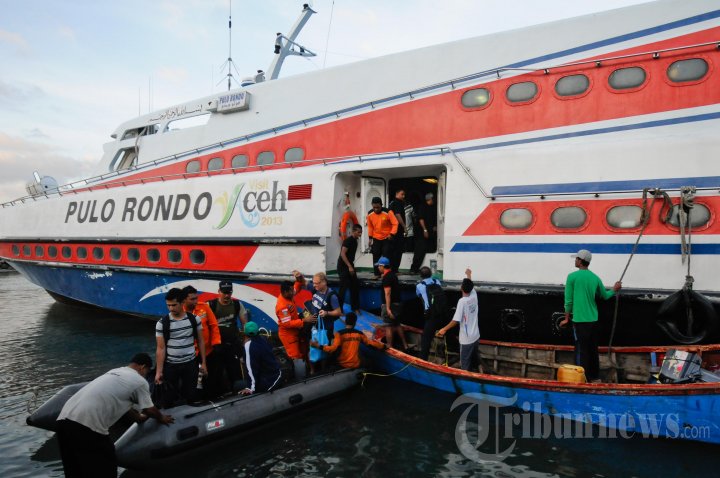 Pulo Rondo Evakuasi Penumpang KM Pulo Rondo, Foto 2 #934432 - TribunNews.com