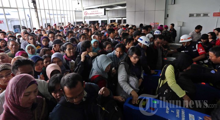 Penumpang Krl Menumpuk Di Stasiun Manggarai Foto 3 1006931