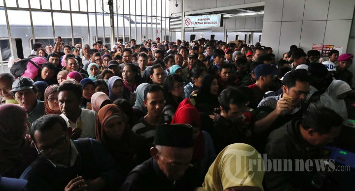 Penumpang Krl Menumpuk Di Stasiun Manggarai Foto 5 1006951