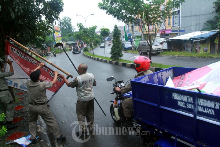 Satpol PP Mengamankan Spanduk