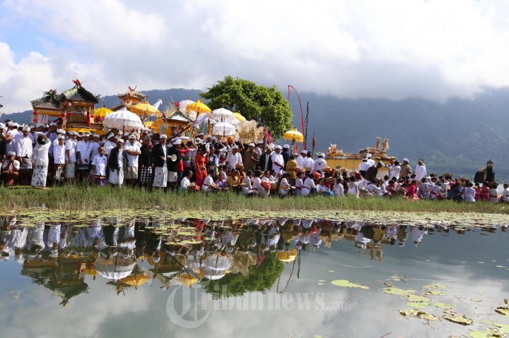 ritual melasti di dekat pura