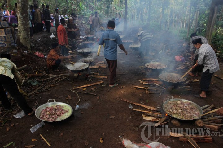 Umat Muslim Berdoa di Makam Leluhur di Kecamatan Kota