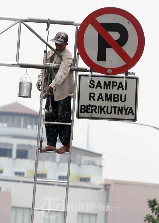 P Rambu Lalin Pekerja Perbaiki Rambu Lalin, Foto 1 #1361151 - TribunNews.com