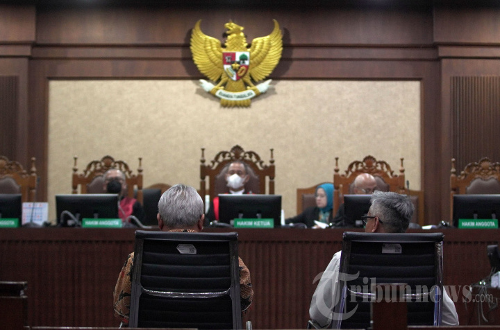 SIDANG LANJUTAN HASTO - Mantan anggota Komisi Pemilihan Umum (KPU) Wahyu Setiawan bersama mantan Ketua Komisi Pemilihan Umum (KPU) Arief Budiman menyampaikan keterangan saat dihadirkan sebagai saksi pada sidang lanjutan kasus dugaan perintangan penyidikan kasus korupsi Harun Masiku dan pemberian suap dengan terdakwa Hasto Kristiyanto di Pengadilan Tipikor, Jakarta, Kamis (17/4/2025). Sidang tersebut beragendakan mendengar keterangan tiga orang saksi yakni mantan Ketua Komisi Pemilihan Umum (KPU) Arief Budiman dan mantan anggota KPU Wahyu Setiawan serta Agustiani Tio Fridelina. Tribunnews/Jeprima