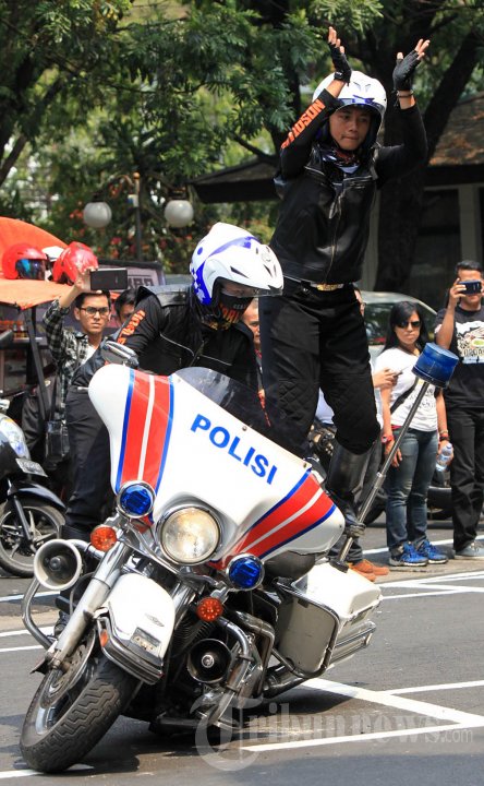 Aksi keren polwan kediri jago freestyle motor gede di acara hut polri