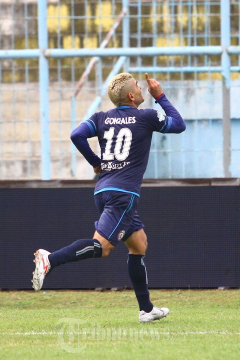 Cristian Gonzales Lakukan Selebrasi, Foto 2 #1714171 - TribunNews.com