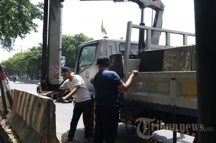 Dishub Pindahkan Beton Pemisah Jalan, Foto 4 #1733771 - TribunNews.com
