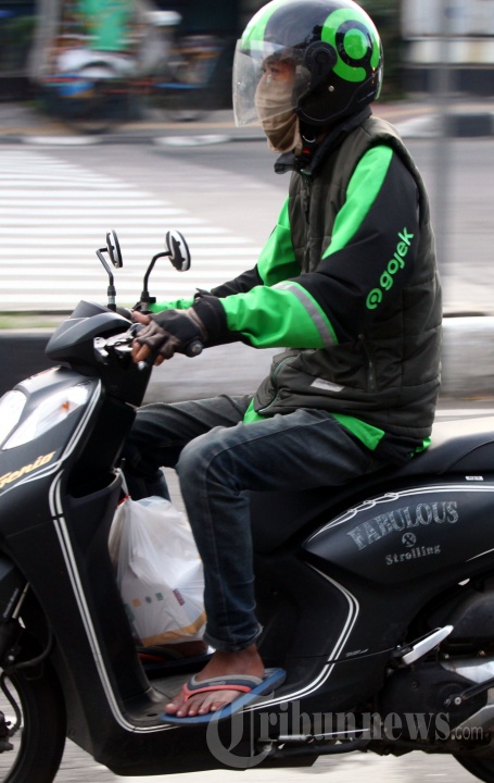 driver ojol dan temannya membagi pesanan sate