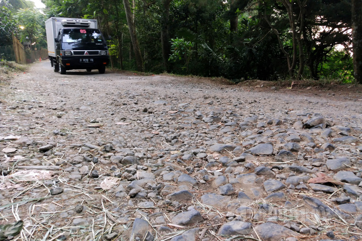 Jalan Rusak Menuju Objek Wisata Tebing Keraton, Foto 3 #1968722