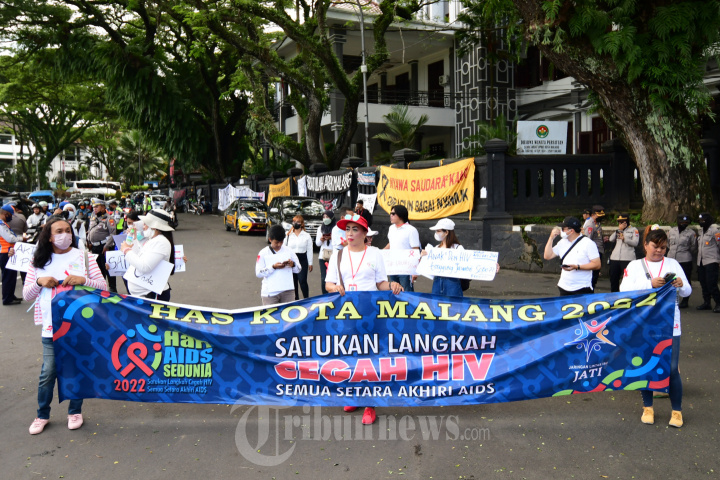 Komunitas Aksi Peringati Hari AIDS Sedunia di Kota Malang, Foto 2 ...