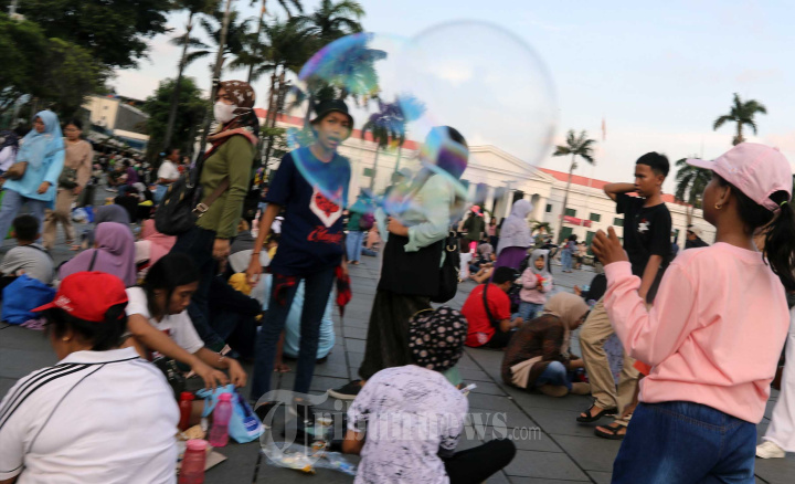 Wisatawan lokal berjalan-jalan di sekitar Kota Tua Jakarta
