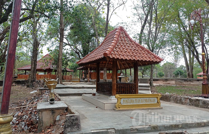 Turis Tiongkok berziarah ke makam di Bukit Siguntang