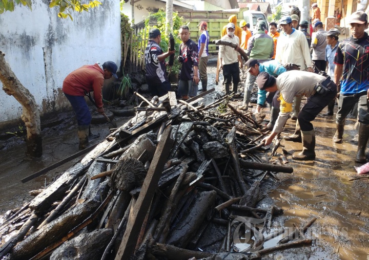 Masyarakat Samalanga Butuh Alat Berat Bersihkan Lumpur Pasca Banjir