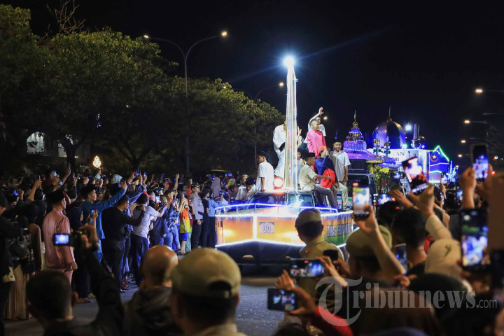 Pawai Mobil Hias Ramaikan Malam Takbiran di Batam, Foto 2 #1964112