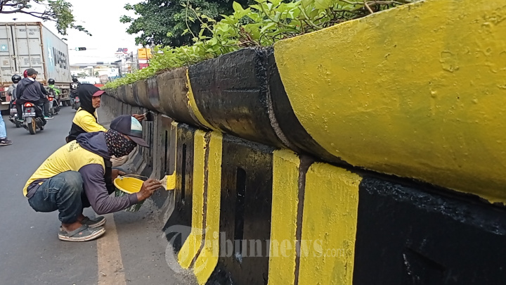 Pengecatan Beton Pembatas Pemisah Jalan, Foto 3 #1936362 - TribunNews.com