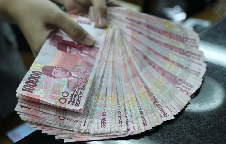 LEMBARAN UANG TUNAI - Suasana penukaran uang di Kwitang, Senen, Jakarta Pusat, Kamis (23/7/2015). Beredar wacana ASN tak akan terima THR dan gaji ke-13 2025.