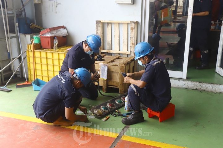 Perawatan Lokomotif Di Depo Cipinang Foto 3 1882012 Tribunnews
