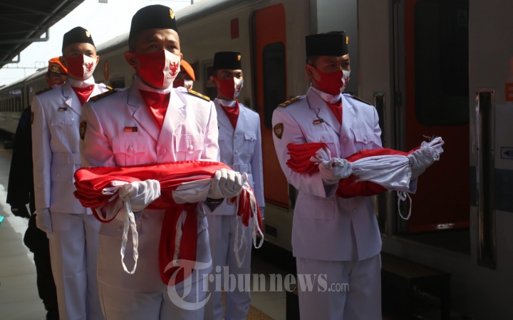 Petugas Kai Stasiun Senin Upacara Hut Ri Ke 75 Foto 1 1855065