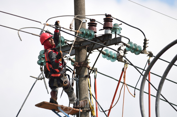 proses pemindahan panel listrik oleh petugas PLN