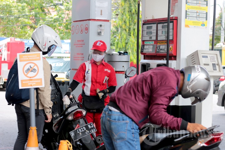 Petugas SPBU di Jalan Ahmad Yani Semarang Terapkan APD, Foto 1 #1860511 ...