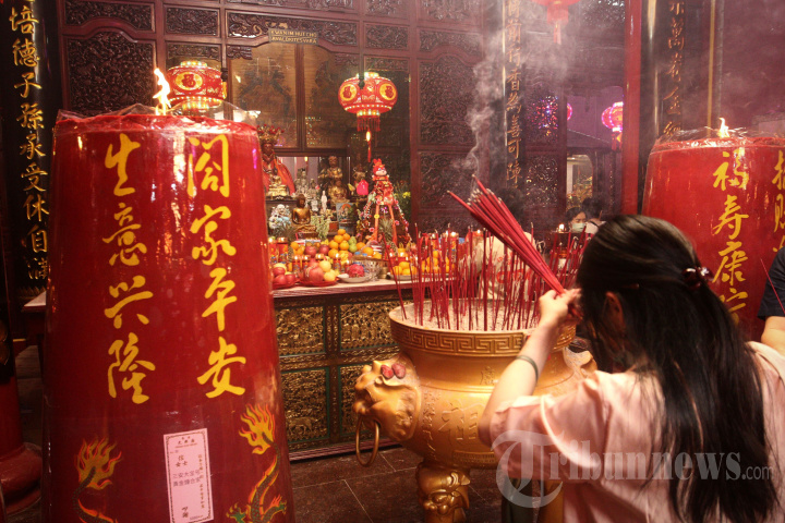 Sembahyang Imlek di Wihara Thay Hin Bio Bandar Lampung, Foto 4 #1954545