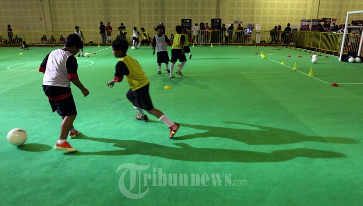 Siswa Sekolah Sepak Bola MU Berlatih, Foto 5 #1529612 - TribunNews.com