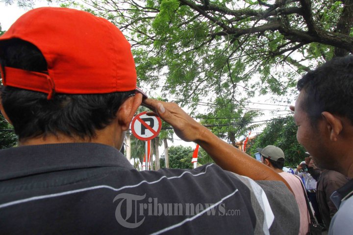 Supir Langgar Rambu Dihukum Hormat Pada Rambu Lalu Lintas, Foto 3 ...