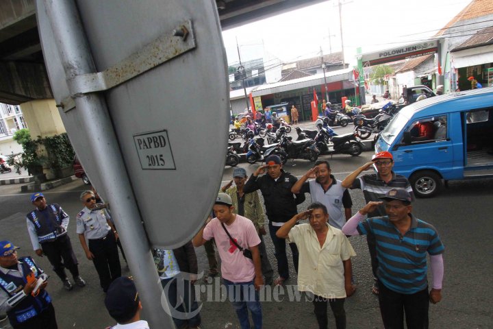 Supir Langgar Rambu Dihukum Hormat Pada Rambu Lalu Lintas, Foto 6 ...