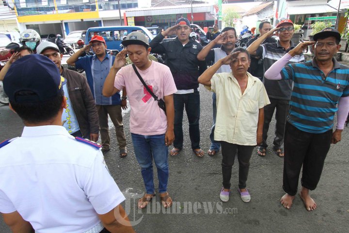 Supir Langgar Rambu Dihukum Hormat Pada Rambu Lalu Lintas, Foto 7 ...