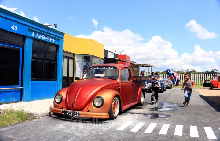 Pengunjung terlihat menikmati wahana taman wisata baru Junk Yard Auto Selfie yang beralamatkan di jalan Badrawati, Borobudur, Magelang, Jawa Tengah.