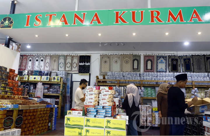 Sejumlah pembeli sedang melihat oleh-oleh Haji dan Umrah di toko Istana Kurma, Sabtu (1/7/2023).