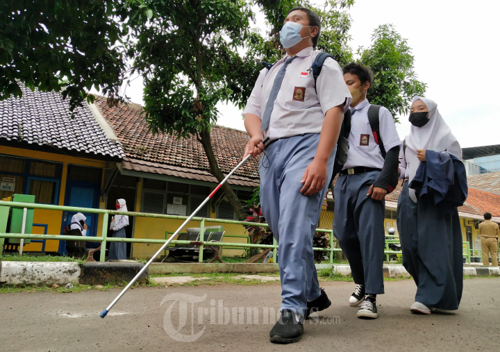 Ujian Sekolah di SLB Negeri A Pajajaran Kota Bandung, Foto 1 #1917588 -  TribunNews.com