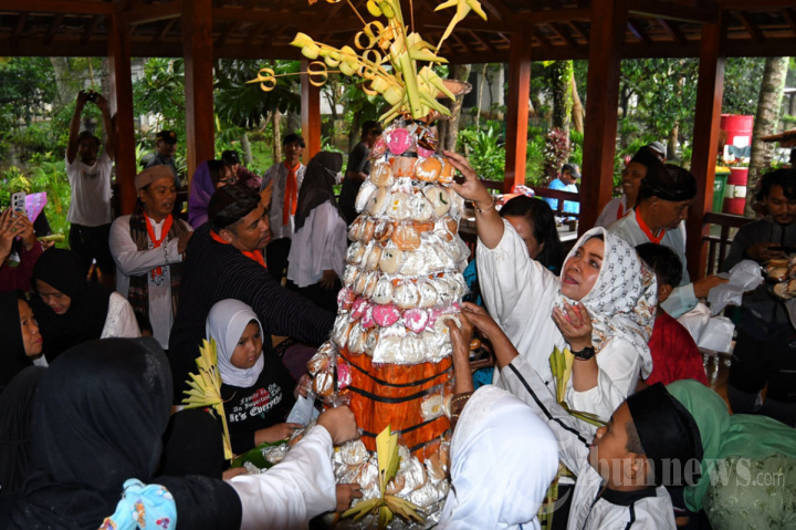 Warga membagikan apem dalam acara megengan di kecamatan kota