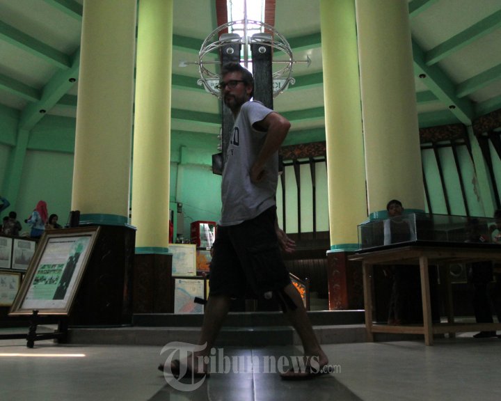 Wisatawan Tiongkok di Tugu Khatulistiwa Pontianak