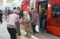 Peringati-Hari-Kartini-KCIC-Bagikan-Bunga-untuk-Penumpang_20250421_232633.jpg