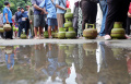 Warga Antre Beli Gas Elpiji 3 Kg