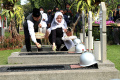 puan-maharani-dan-cak-imin-ziarah-ke-makam-taufik-kiemas_20220925_165150.jpg