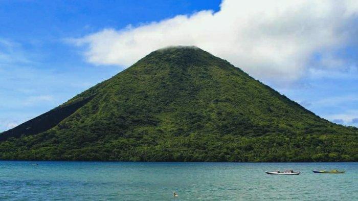 Gunung Api Banda (Juna Putuhena via Tribun Ambon)