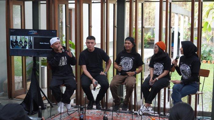 Rapper Tuantigabelas, Iga Massardi, Gede Robi 'Navicula', Endah Widiastuti, dan Sandrina Malakiano.