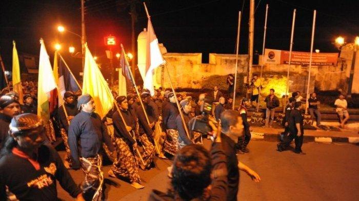 6 Hal yang Dilarang di Malam 1 Suro Menurut Adat Jawa, Salah Satunya Tak Boleh Bersuara Keras. Foto: Mubeng Beteng