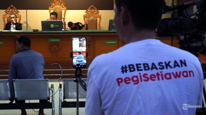 Seorang saksi menjawab pertanyaan dari kuasa hukum Pegi Setiawan saat dihadirkan dalam sidang lanjutan praperadilan penetapan tersangka Pegi Setiawan dalam kasus pembunuhan Vina dan Rizky di Cirebon, yang digelar di Pengadilan Negeri (PN) Bandung, Jalan LLRE Martadinata, Kota Bandung, Jawa Barat, Rabu (3/7/2024). Sidang hari ketiga ini dengan agenda mendengarkan keterangan saksi-saksi yang dihadirkan tim Kuasa Hukum Pegi Setiawan sebanyak lima orang saksi, satu diantaranya sebagai saksi ahli hukum pidana. (TRIBUN JABAR/GANI KURNIAWAN) | Eks Kabareskrim Polri Komjen Pol (Purn) Susno Duadji buka suara soal Sidang Praperadilan Pegi Setiawan, hinggga harapan kebebasan Pegi dari sang ibu.